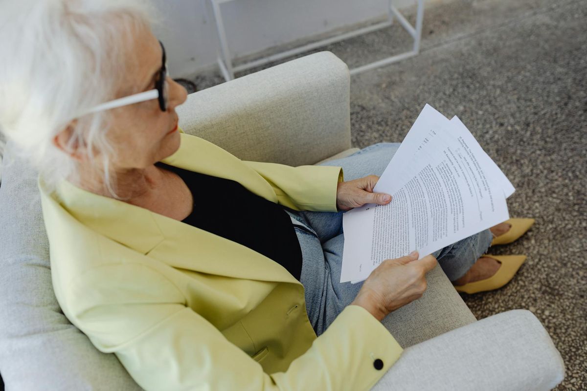 Người cao niên ngồi xem lại tài liệu bảo hiểm Medicare — minh họa cho việc đọc thông báo ANOC hàng năm.