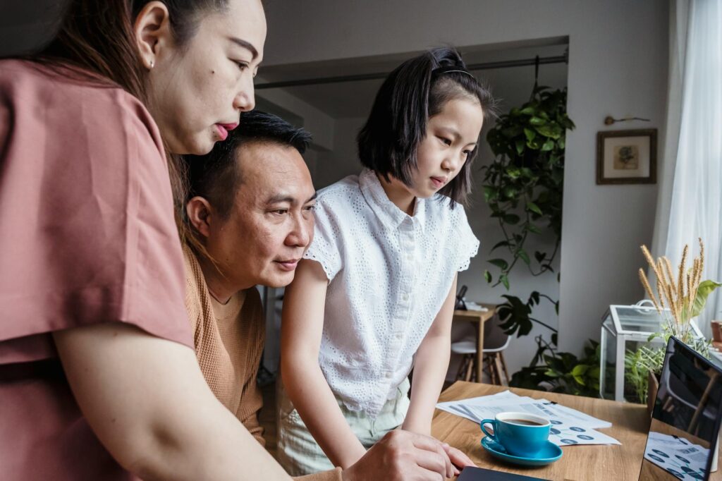 Gia đình người Việt so sánh chương trình ACA — chọn metal tier Bronze, Silver, Gold cho năm 2026