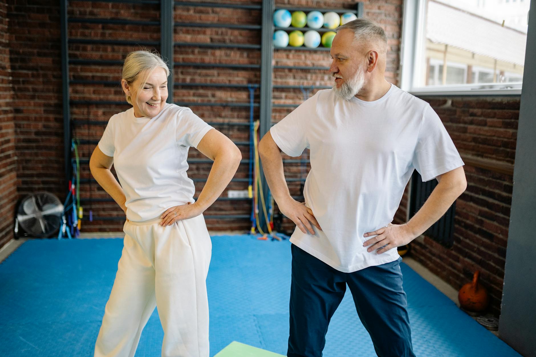 Lớp tập Silver Sneakers cho người cao niên — phòng tập miễn phí kèm theo chương trình Medicare Advantage