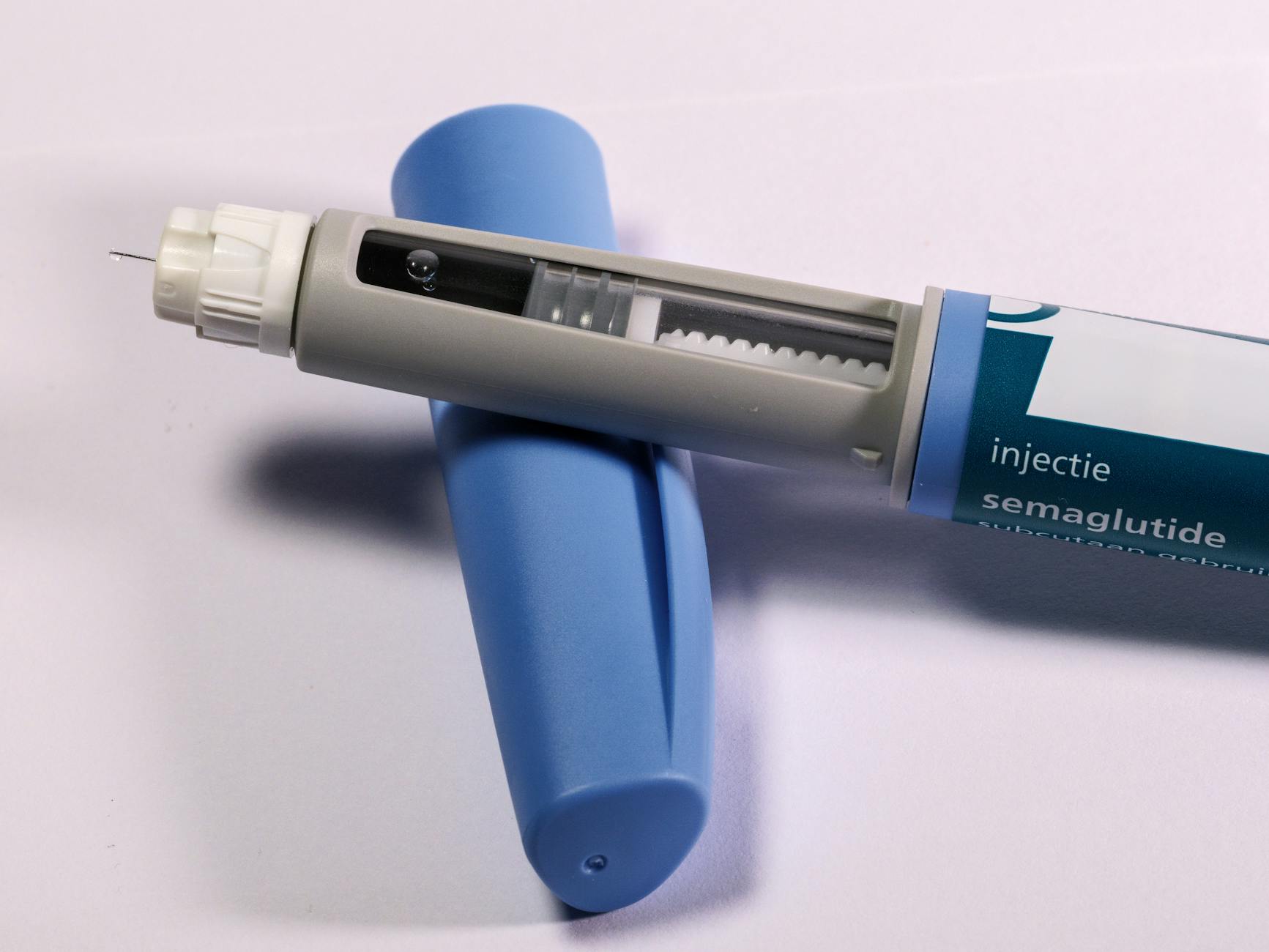 Người cao niên dùng bút insulin — Medicare 2026 trả tối đa $35/tháng cho mỗi loại insulin