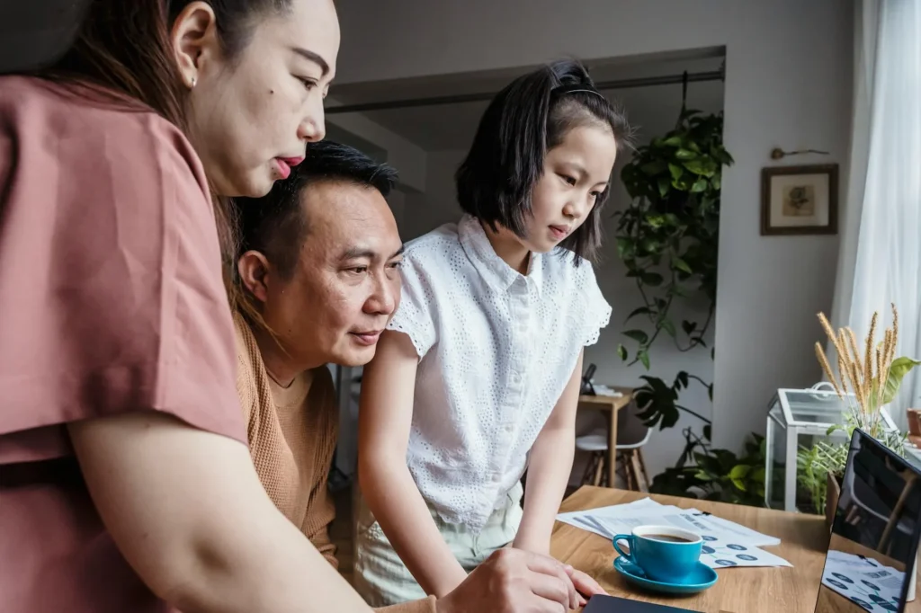 Gia đình người Việt so sánh kế hoạch ACA — chọn metal tier Bronze, Silver, Gold cho năm 2026