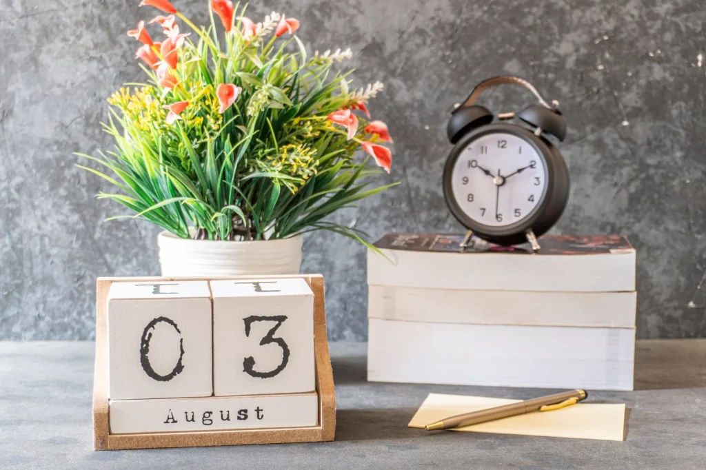 Một cuốn lịch có ngày được khoanh đỏ — nhắc nhở hạn chót ghi danh ACA ngày 15 Tháng 12 để có bảo hiểm từ 1 Tháng 1, 2027