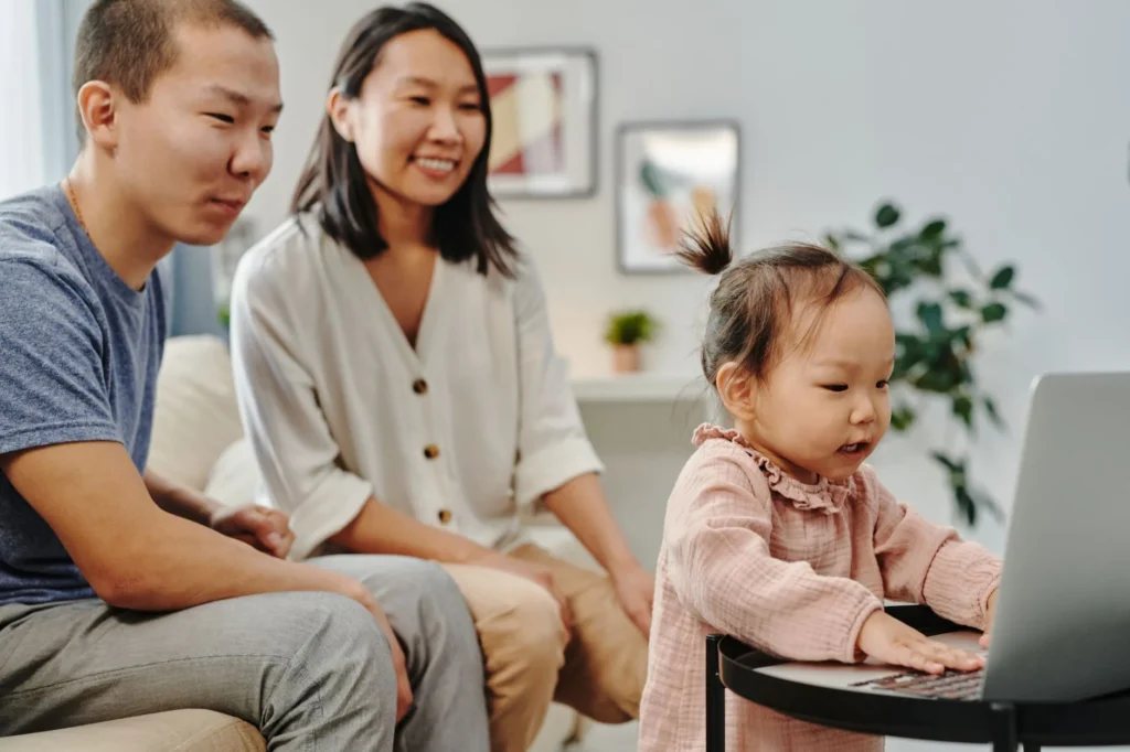 Một gia đình người Việt ở Houston ngồi bên máy tính xách tay để so sánh các chương trình bảo hiểm sức khỏe ACA cho năm 2027