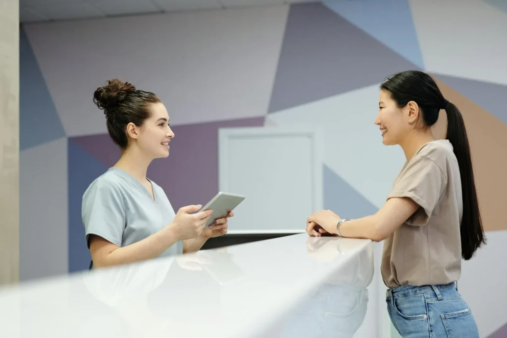 Đại lý bảo hiểm tư vấn cho khách hàng người Việt tại văn phòng — minh họa SEP và ghi danh ACA giữa năm