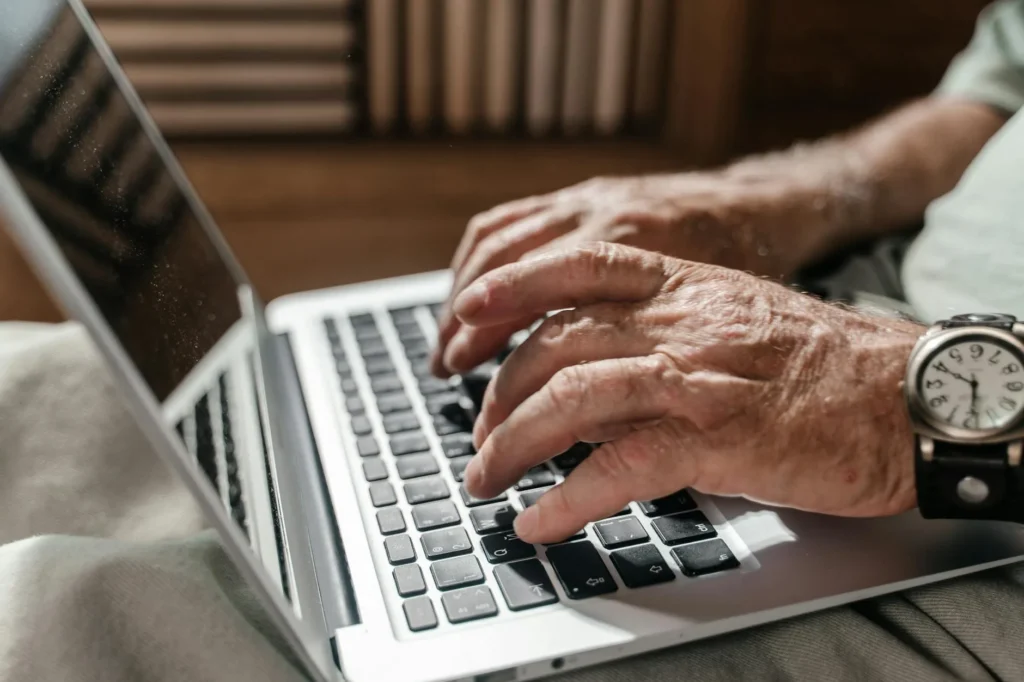 Người Việt cao niên dùng máy tính ghi danh Medicare trực tuyến tại SSA.gov