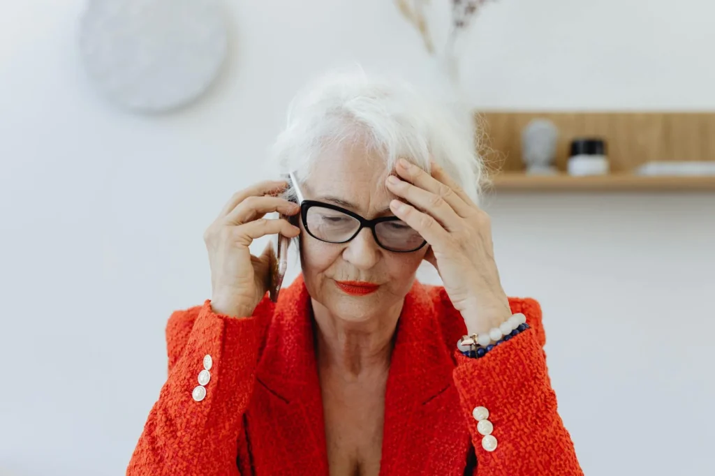 Người cao niên Việt lo lắng nhận cuộc gọi nghi ngờ lừa đảo Medicare ở Houston