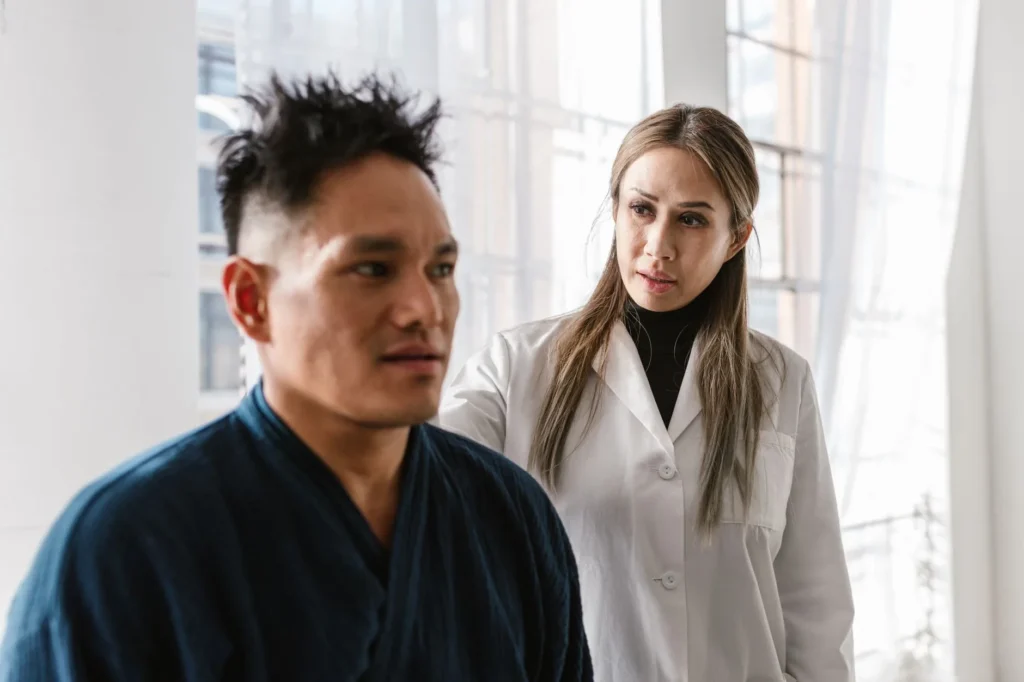 Bác sĩ ân cần giúp một bệnh nhân cao niên — D-SNP phối hợp quyền lợi Medicare và Medicaid nên gần như mọi chi phí khám chữa được lo