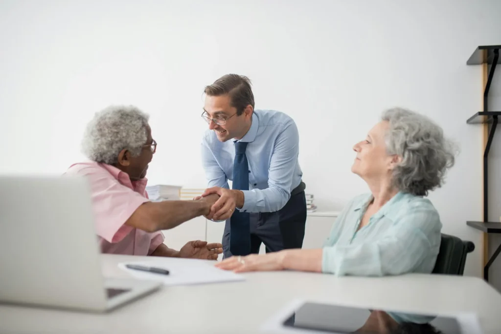 Đại lý Medicare tiếng Việt đón tiếp vợ chồng người Việt cao niên tại văn phòng ở Houston