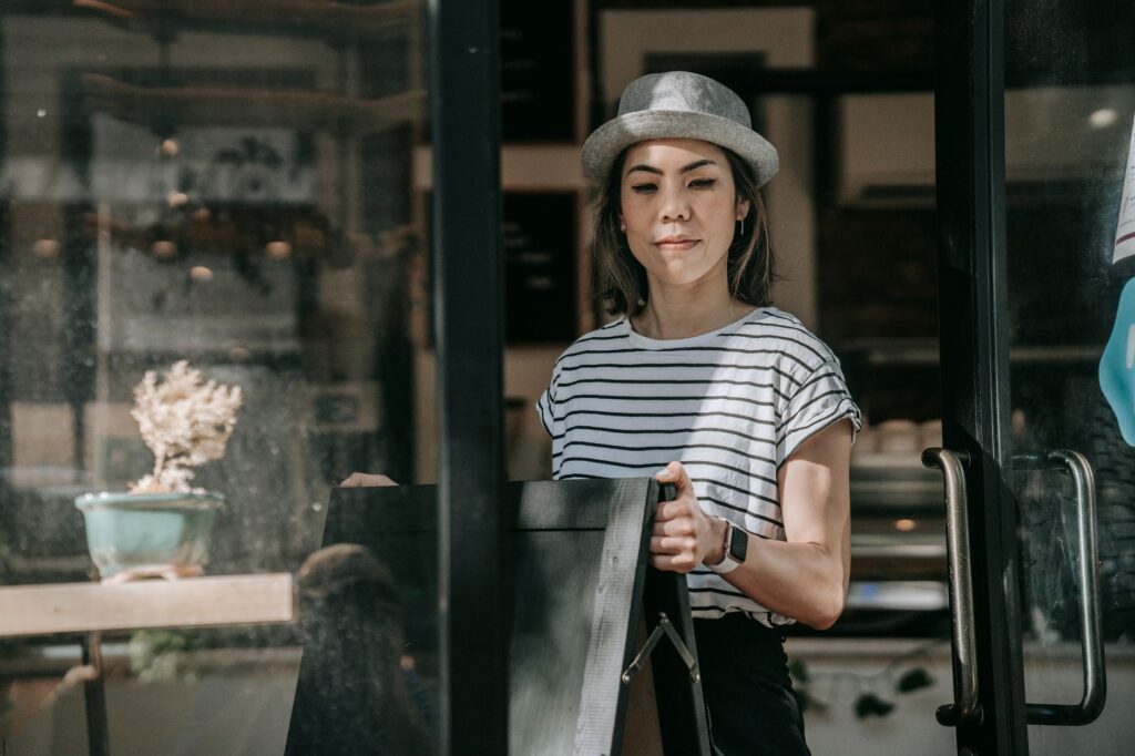 Chủ tiệm nail người Việt ở Houston mỉm cười trong tiệm — tìm hiểu ICHRA để trợ cấp bảo hiểm sức khỏe cho nhân viên
