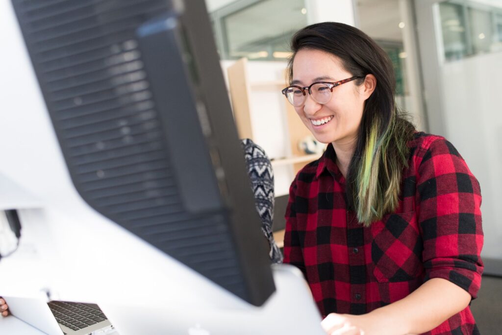 Đội ngũ nhân viên một doanh nghiệp nhỏ vui vẻ — trợ cấp bảo hiểm sức khỏe giúp chủ giữ chân nhân viên giỏi