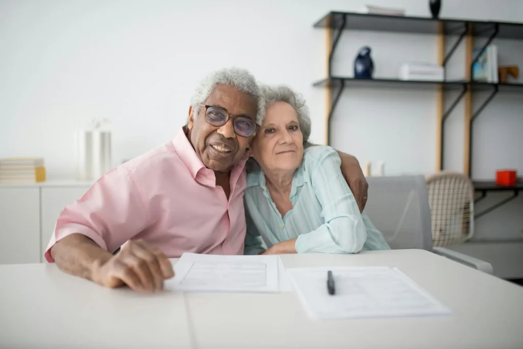 Người cao niên Việt xem hồ sơ Medicare Advantage và đánh giá sao của CMS