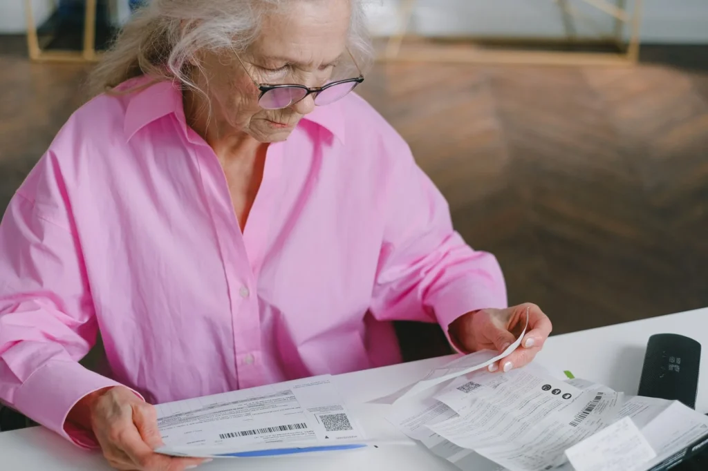 Người cao niên gốc Việt ở Houston xem lại các lựa chọn chương trình Medicare cho năm 2027 trước mùa ghi danh AEP