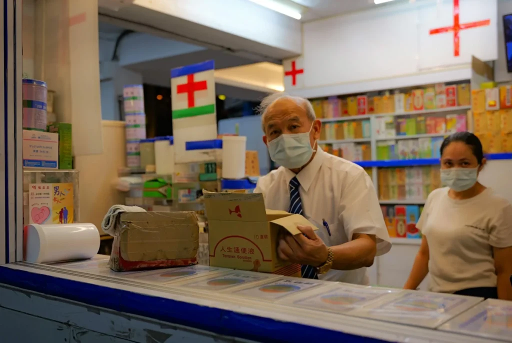 Người cao niên Việt nhận thuốc tại nhà thuốc Houston — Extra Help giảm copay xuống $5.10/$12.65