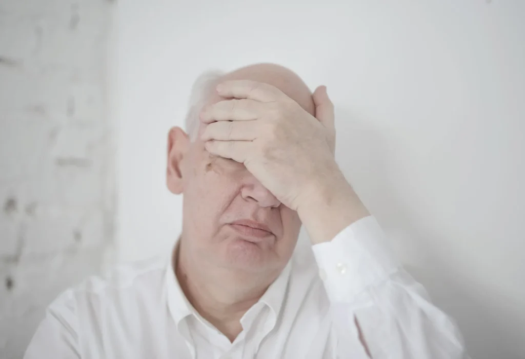 Một cụ ông người Việt cao niên ở Houston lo lắng nhìn hóa đơn Medicare vì có thể bị phạt ghi danh trễ Part B