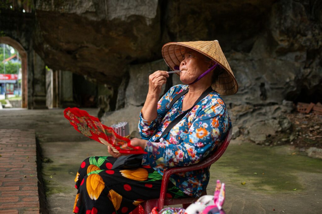 Hai vợ chồng người Việt cao niên xem lại ngân sách và hóa đơn tại bàn bếp — biết trước trần chi phí thuốc giúp quý vị dự trù chi tiêu cả năm dễ hơn