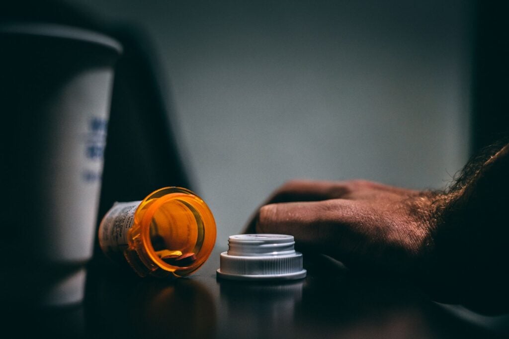 Một cụ bà người Việt cao niên ở Houston cầm lọ thuốc theo toa và xem hóa đơn — từ 2025 Medicare Part D có trần chi phí túi tiền tối đa khoảng $2,000 mỗi năm