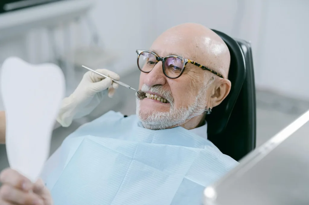 Người Việt cao niên khám răng định kỳ — Medicare Advantage 2026 chi trả $0 đồng-trả cho dental phòng ngừa ở Houston