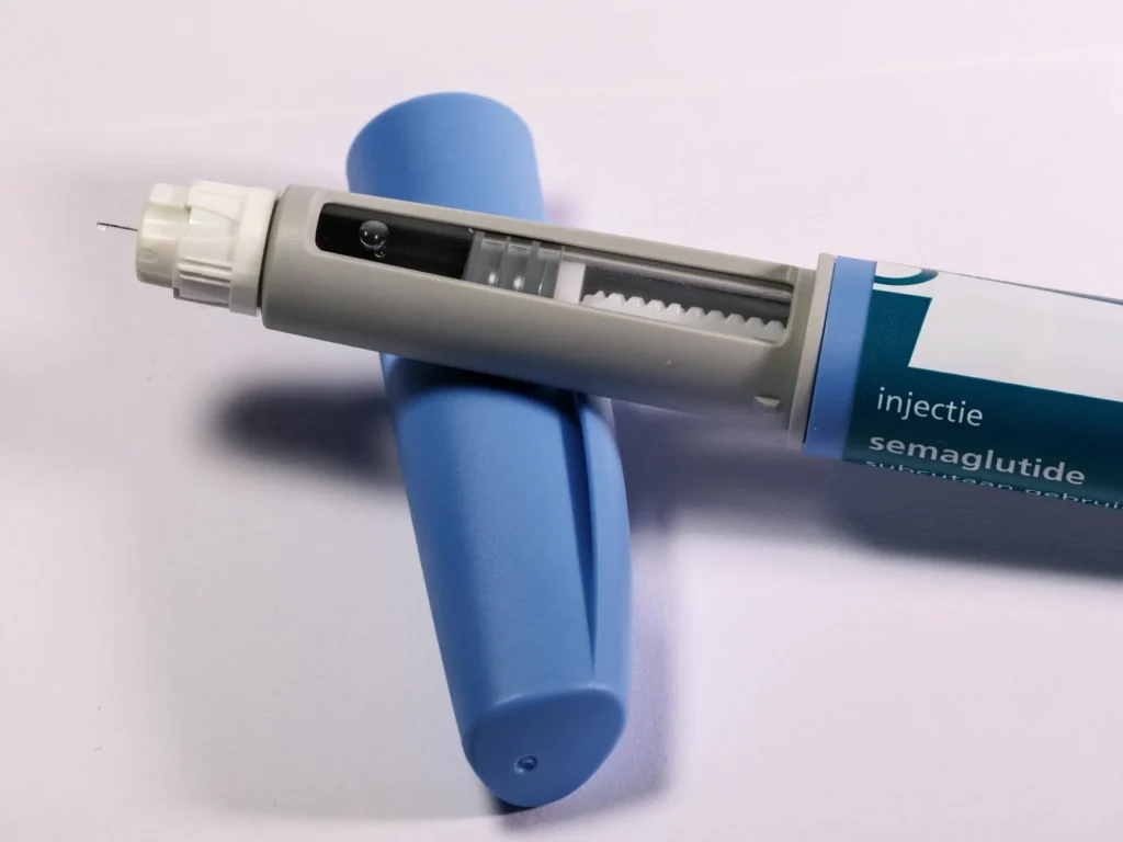 Người cao niên dùng bút insulin — Medicare 2026 trả tối đa $35/tháng cho mỗi loại insulin