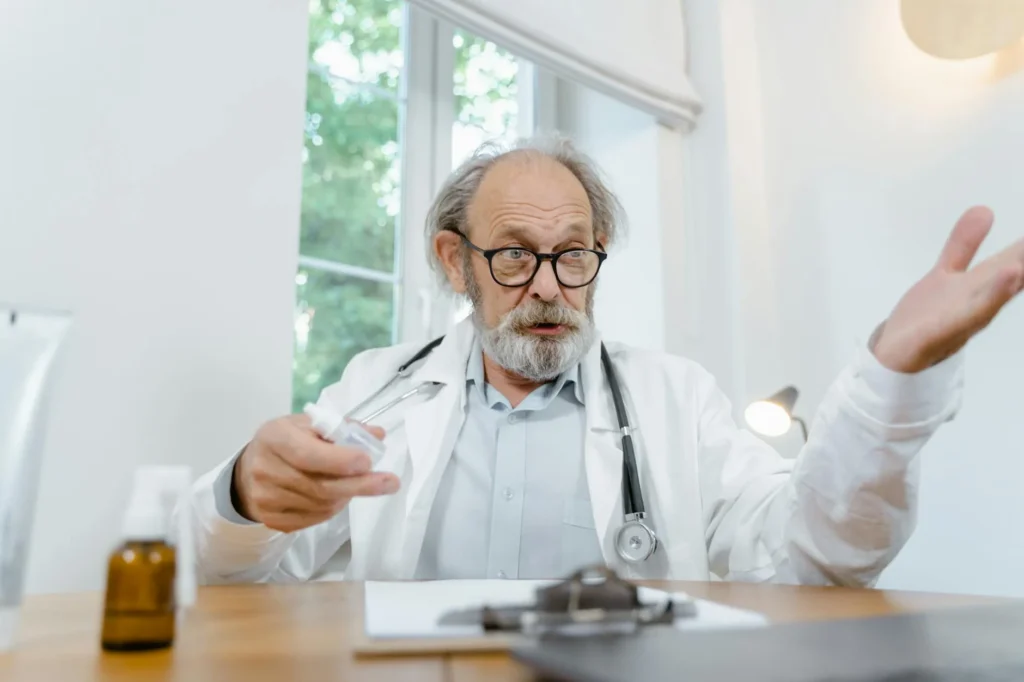 Bác sĩ tư vấn cho người cao niên Việt về kiểm soát tiểu đường — Houston Medical Center