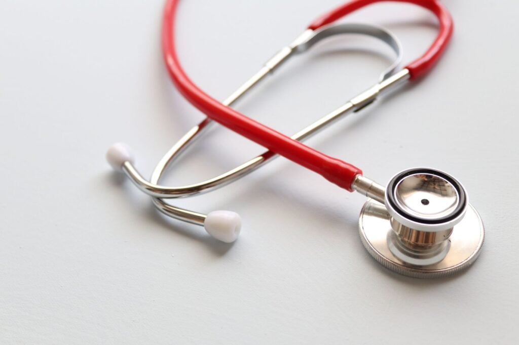 Ống nghe của bác sĩ đặt trên nền trắng — Medicare Phần B chi trả 100% cho hơn hai chục dịch vụ khám và tầm soát phòng ngừa mỗi năm
