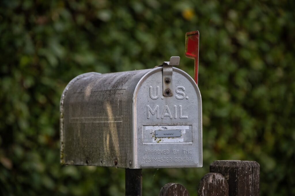 Một hộp thư U.S. Mail bên đường — mỗi mùa thu, hội viên Medicare nhận rất nhiều thư, nhưng ANOC và EOC là hai tài liệu chính thức từ chương trình của quý vị